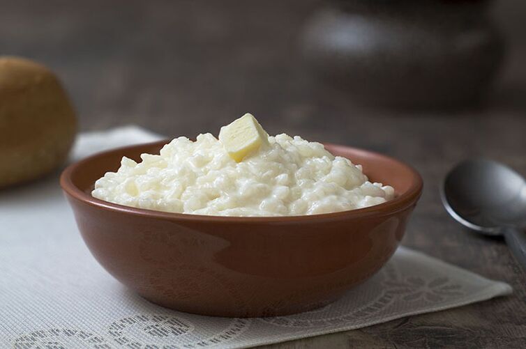 Bouillie de riz au lait pour une journée de jeûne avec goutte
