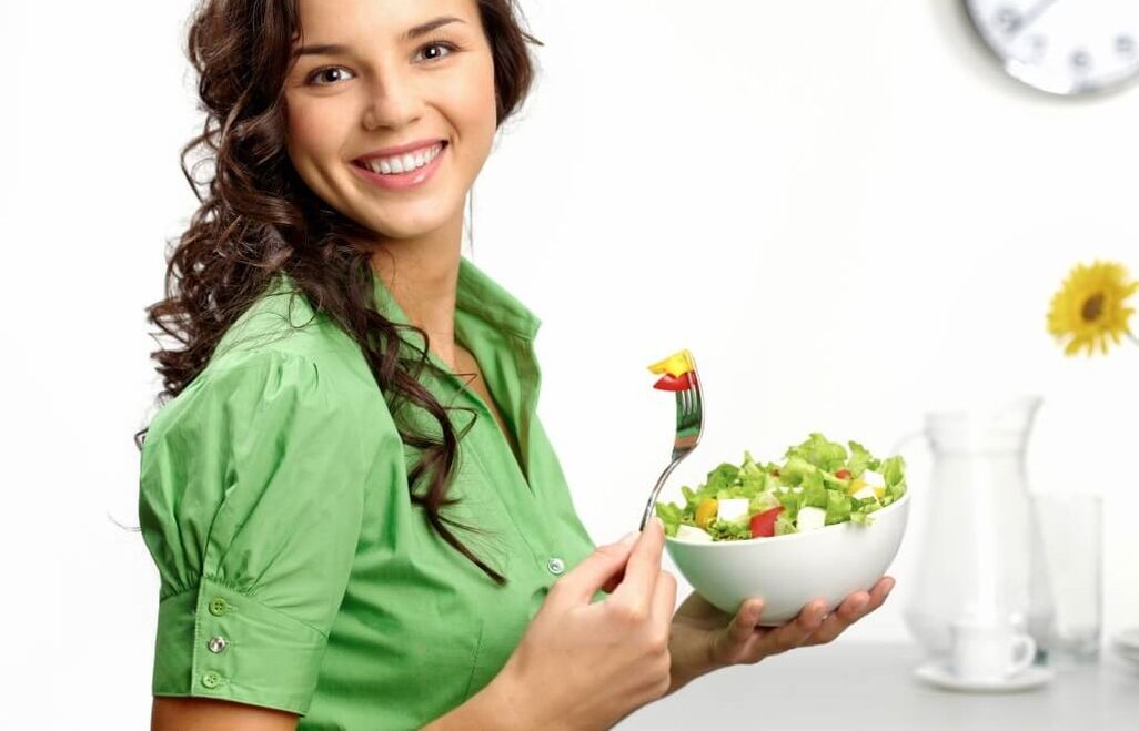 fille mangeant une salade de légumes sur un régime à 6 pétales