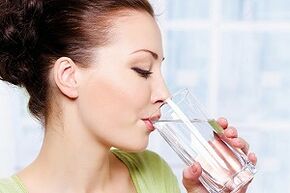 fille boit de l'eau sur un régime pour les paresseux