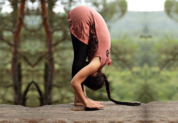 pose de yoga uttanasana pour perdre du poids