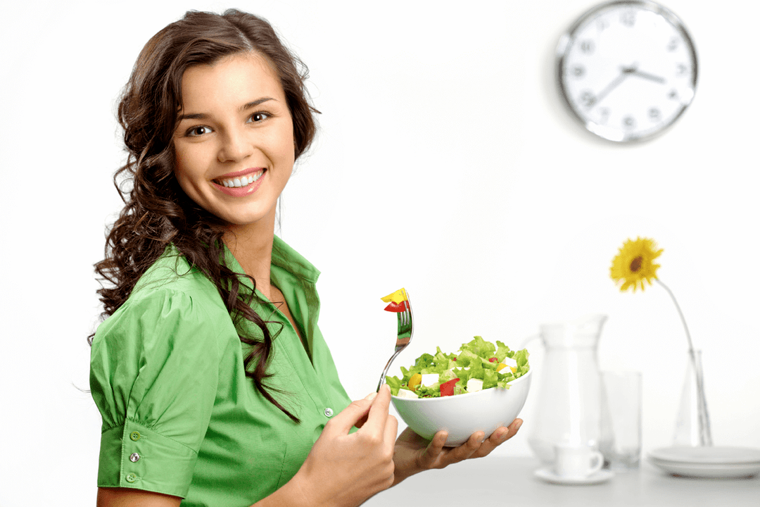 manger une salade de légumes sur un régime de groupe sanguin