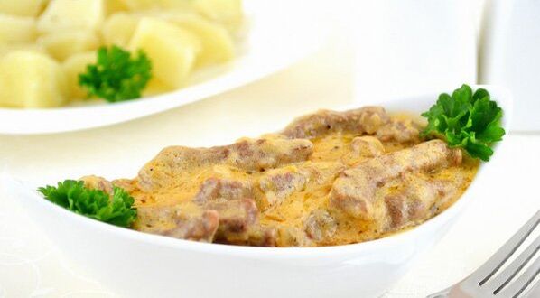 Bœuf aux champignons sauce crémeuse - un plat copieux pendant la phase «Consolidation» du régime Dukan